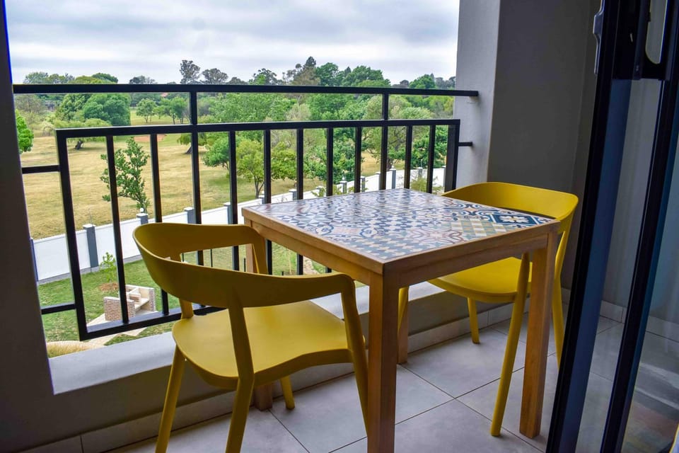 Golfview retreat with braai and picnic area near ORT Airport Apartment in Gauteng