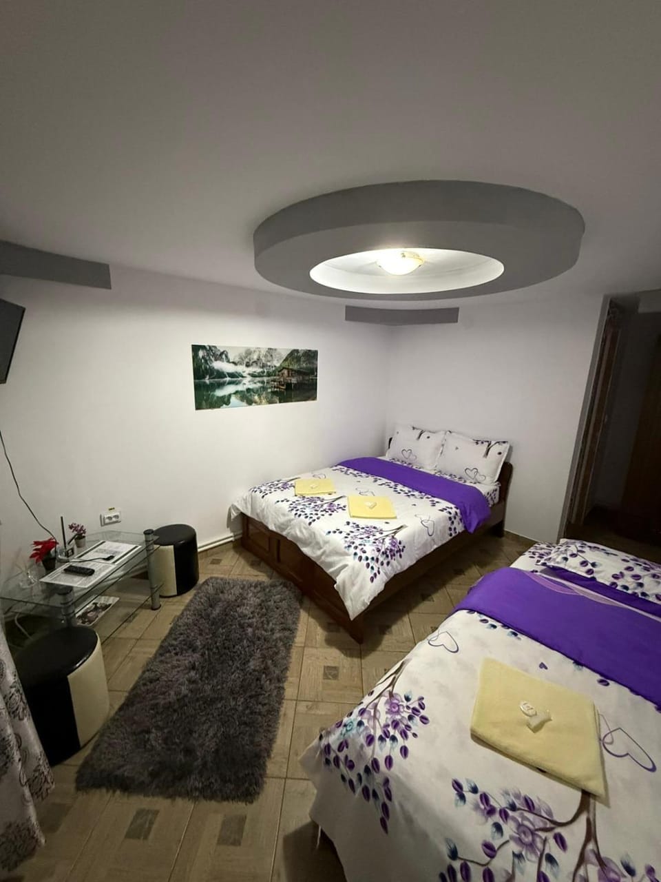 Bed, TV and multimedia, Bedroom, towels