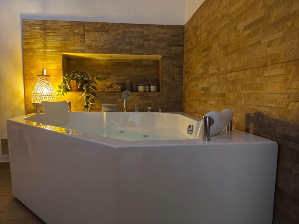 Hot Tub, Bath