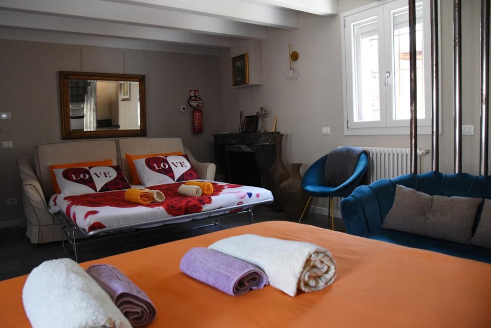Bed, Living room, Seating area, towels