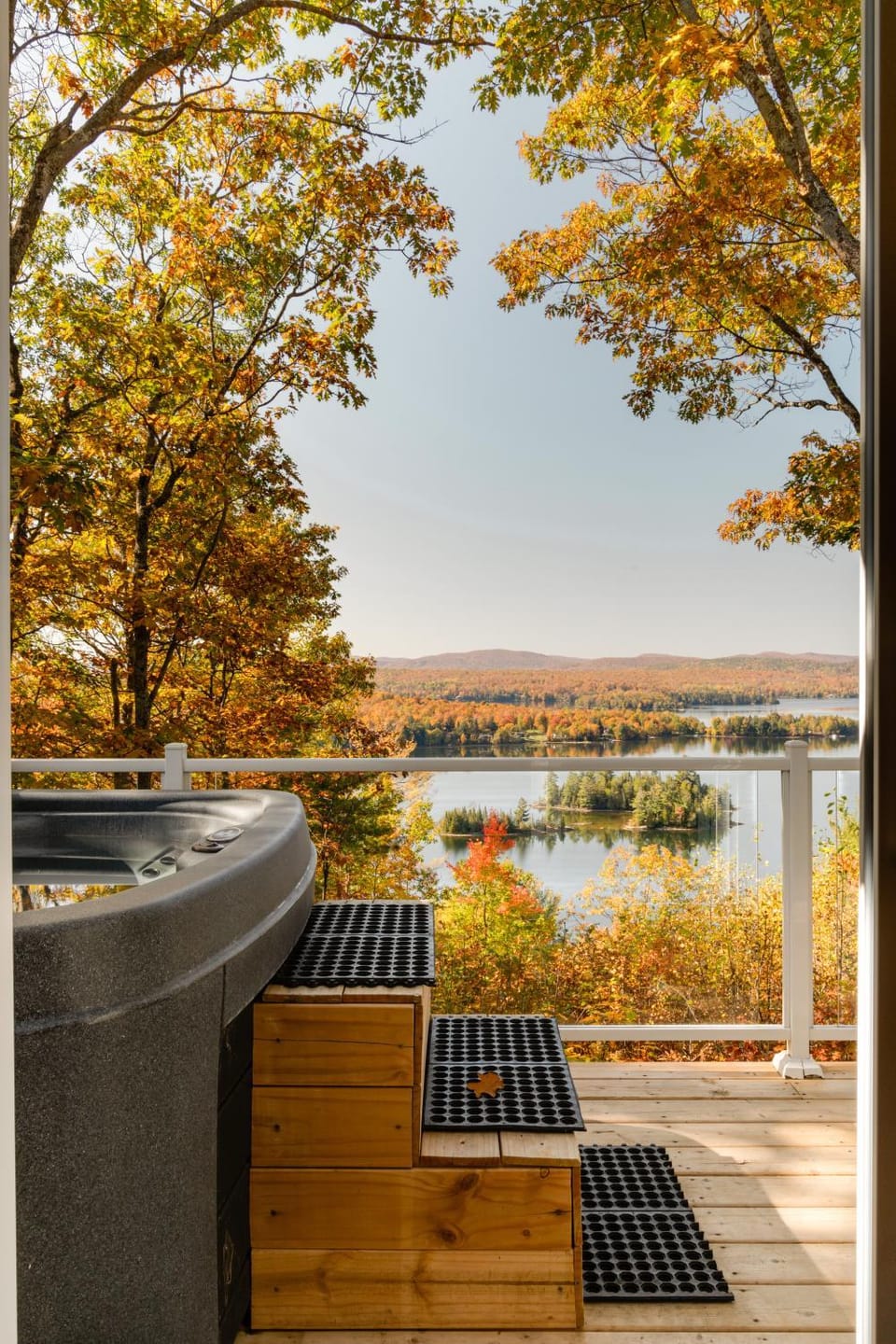 Cabin N1 Les Grand'Pares Lake view Jacuzzi Cabin in Ontario
