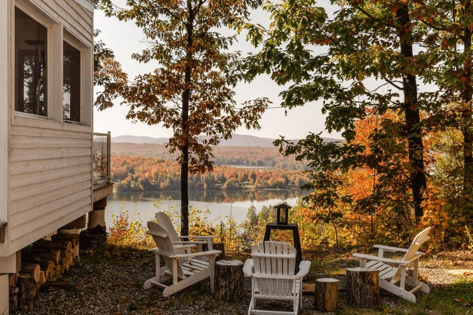 Cabin N1 Les Grand'Pares Lake view Jacuzzi Cabin in Ontario