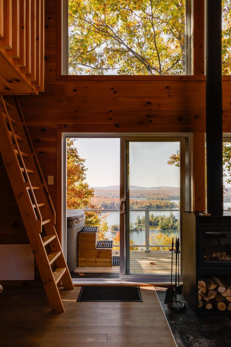Cabin N1 Les Grand'Pares Lake view Jacuzzi Cabin in Ontario