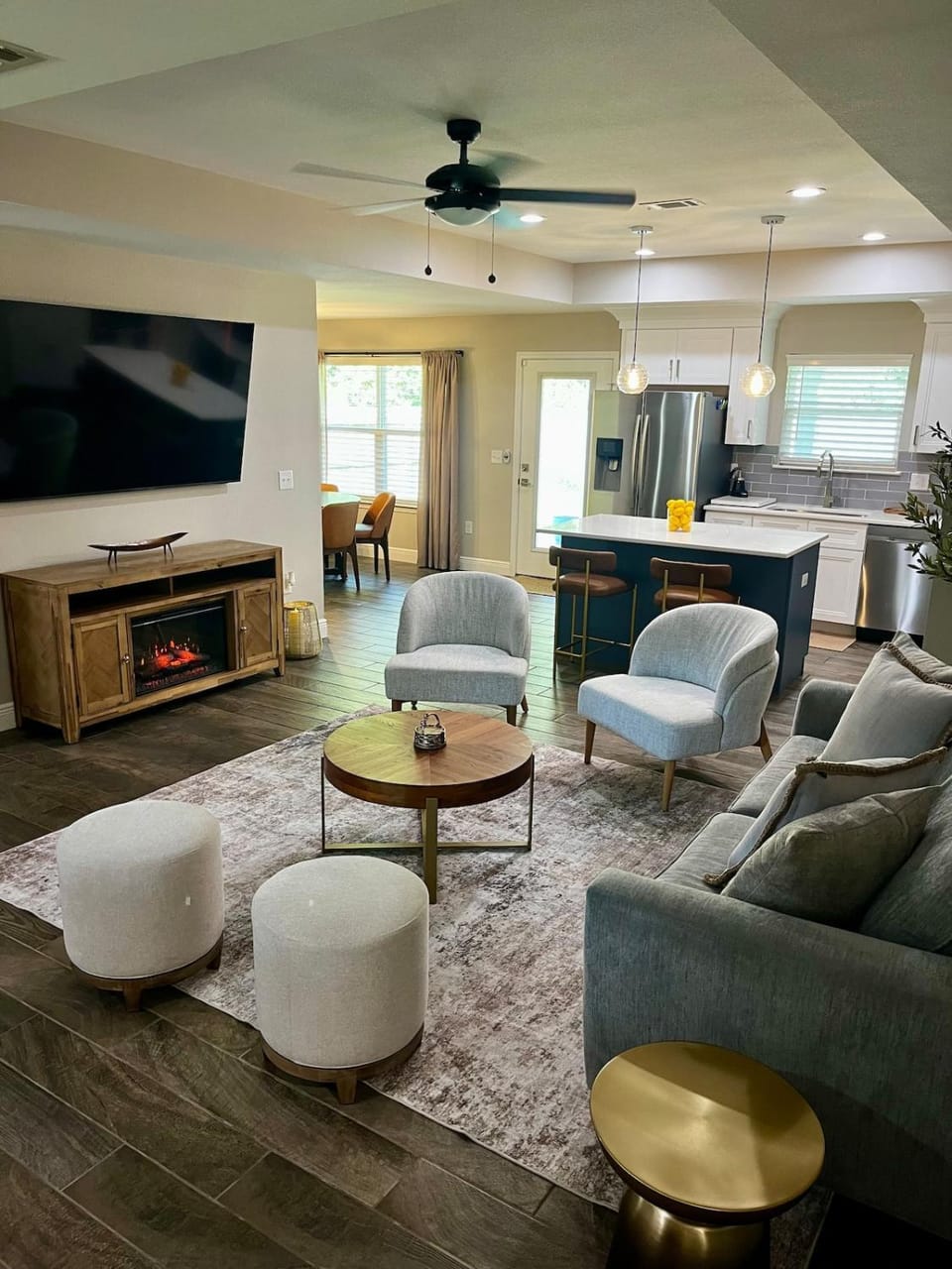 TV and multimedia, Living room, Seating area, Evening entertainment, fireplace