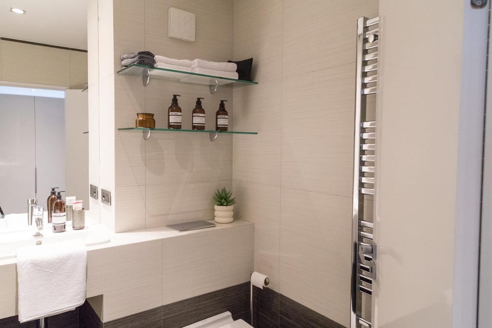 Bathroom, towels