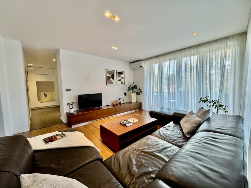TV and multimedia, View (from property/room), Balcony/Terrace, Living room, Seating area, City view, air conditioner