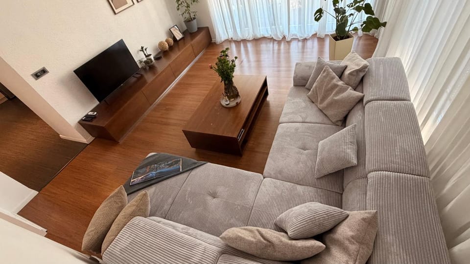 Communal lounge/ TV room, TV and multimedia, Living room, Seating area, Evening entertainment
