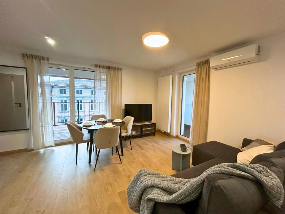 TV and multimedia, Seating area, air conditioner