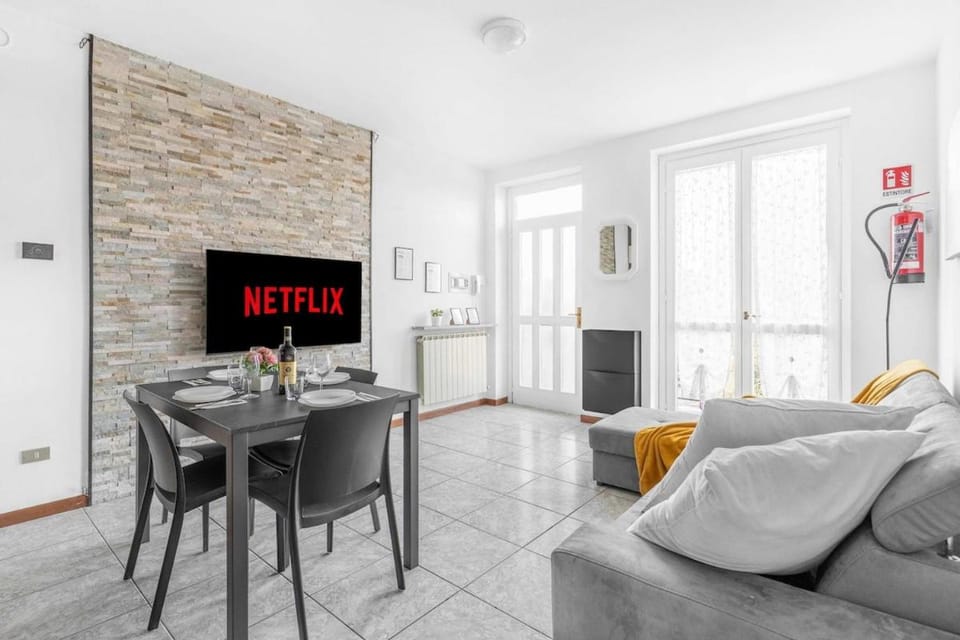 TV and multimedia, Living room, Seating area, Dining area, Evening entertainment