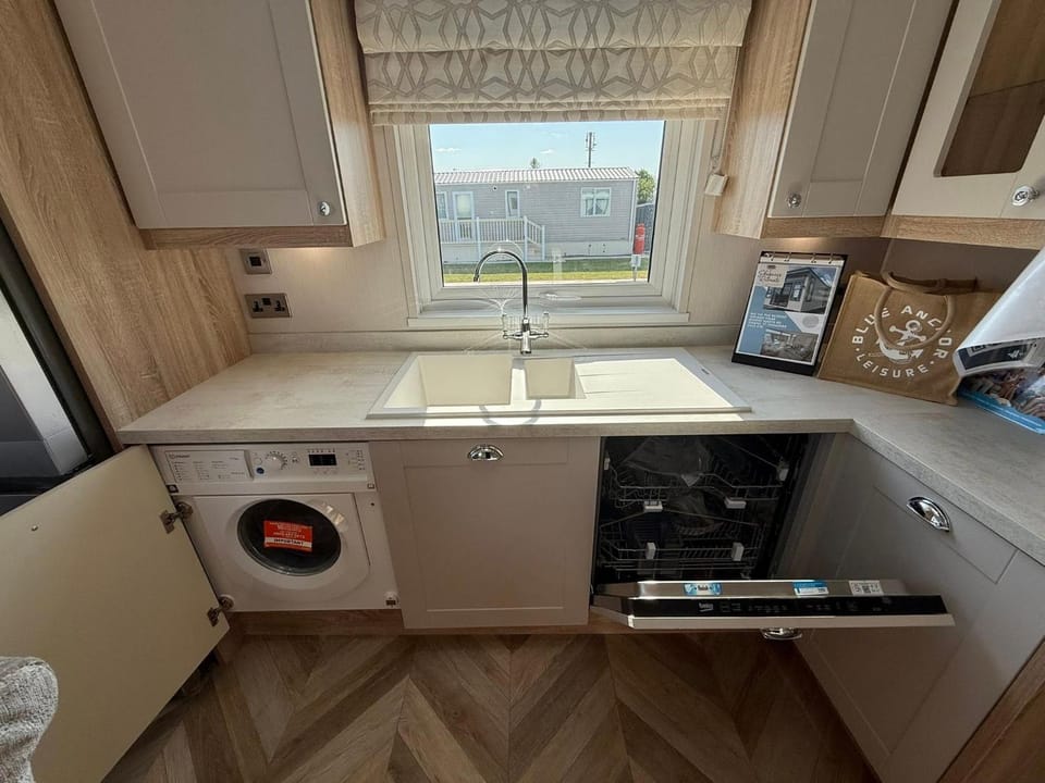 Kitchen or kitchenette, dishwasher, washing machine