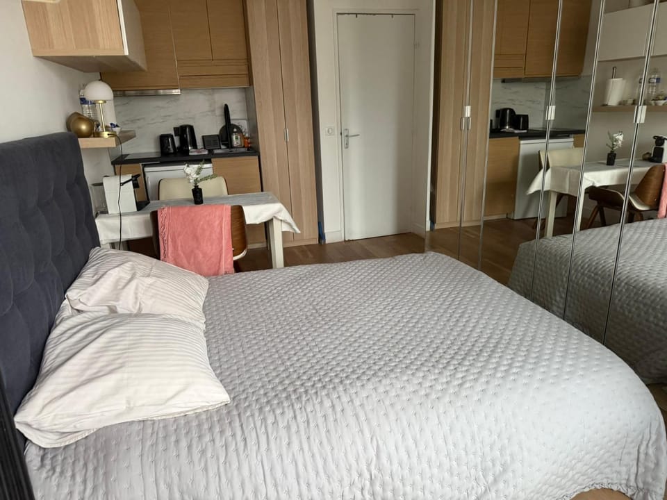 Bed, Kitchen or kitchenette, Photo of the whole room, Dining area, toaster