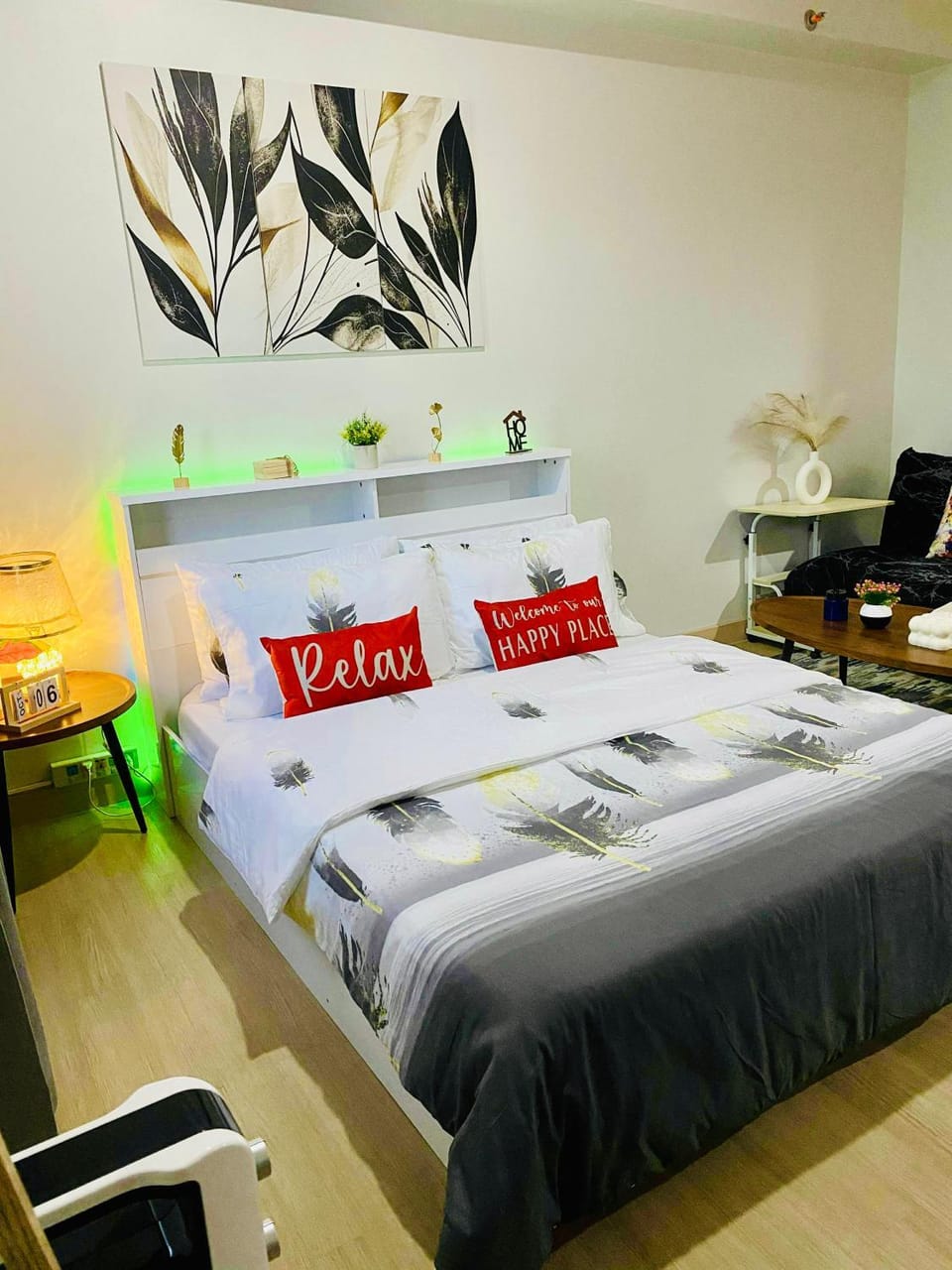 Bed, Living room, Photo of the whole room, Seating area, Bedroom