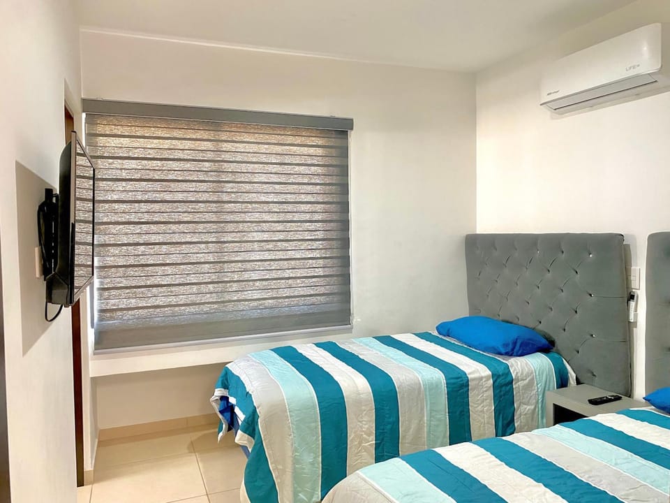 Bed, TV and multimedia, Photo of the whole room, Bedroom, air conditioner