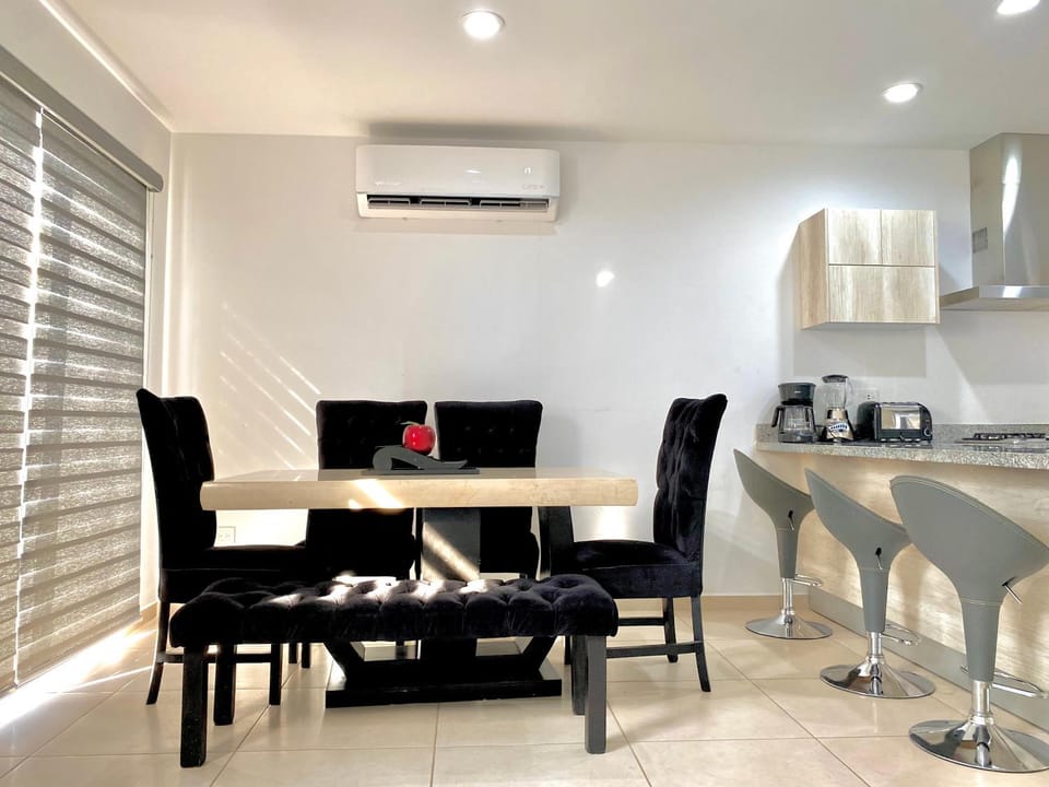 Kitchen or kitchenette, Seating area, Dining area, air conditioner