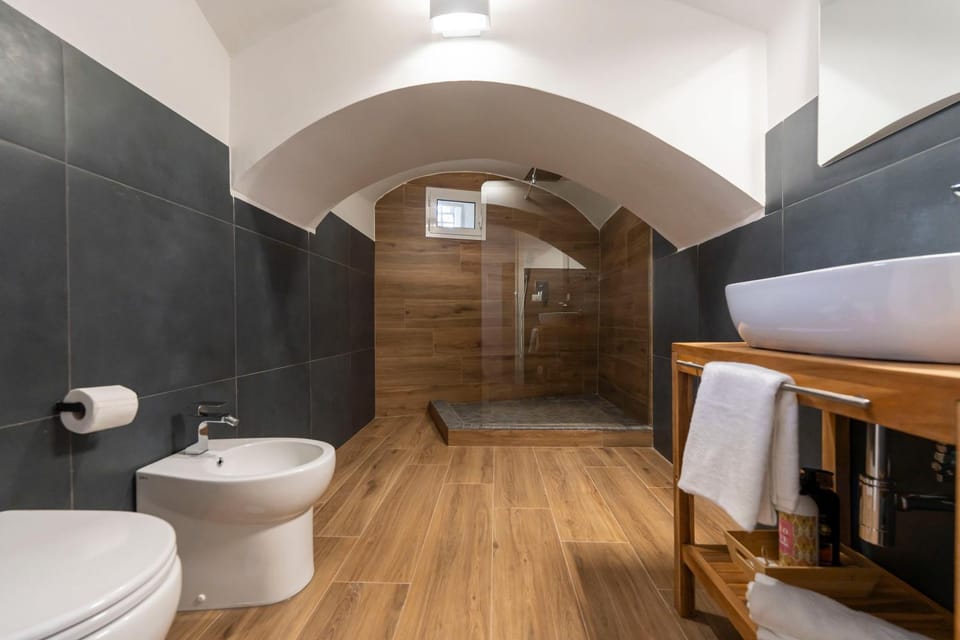 Shower, Toilet, Bathroom, bidet, towels