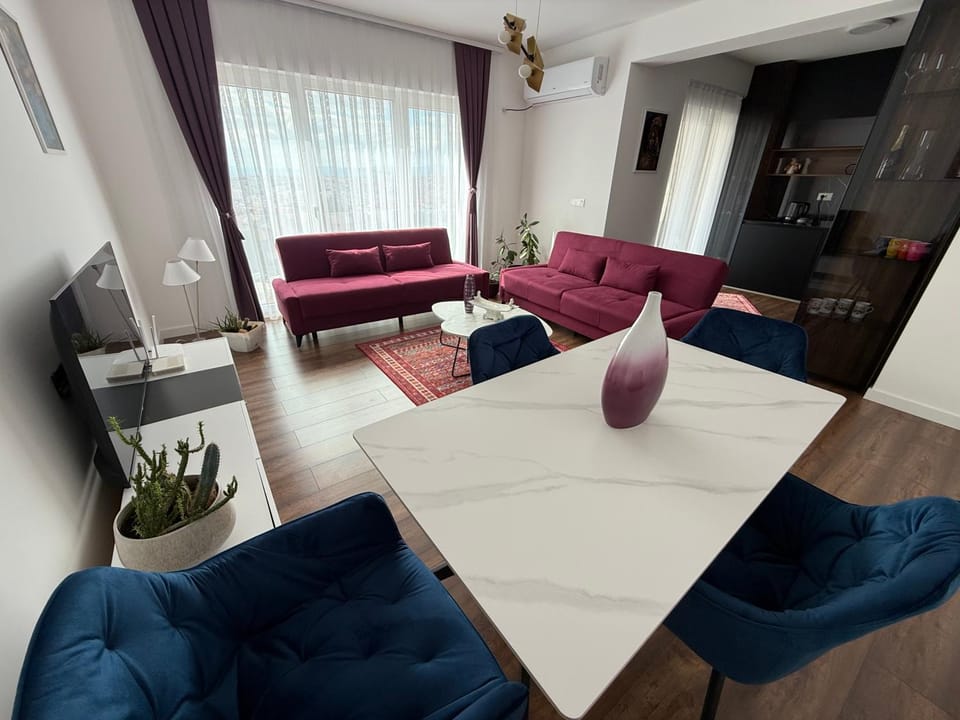 TV and multimedia, Living room, Seating area, Dining area
