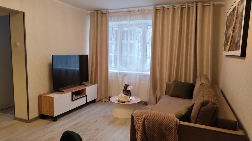 TV and multimedia, Living room, Seating area, Evening entertainment