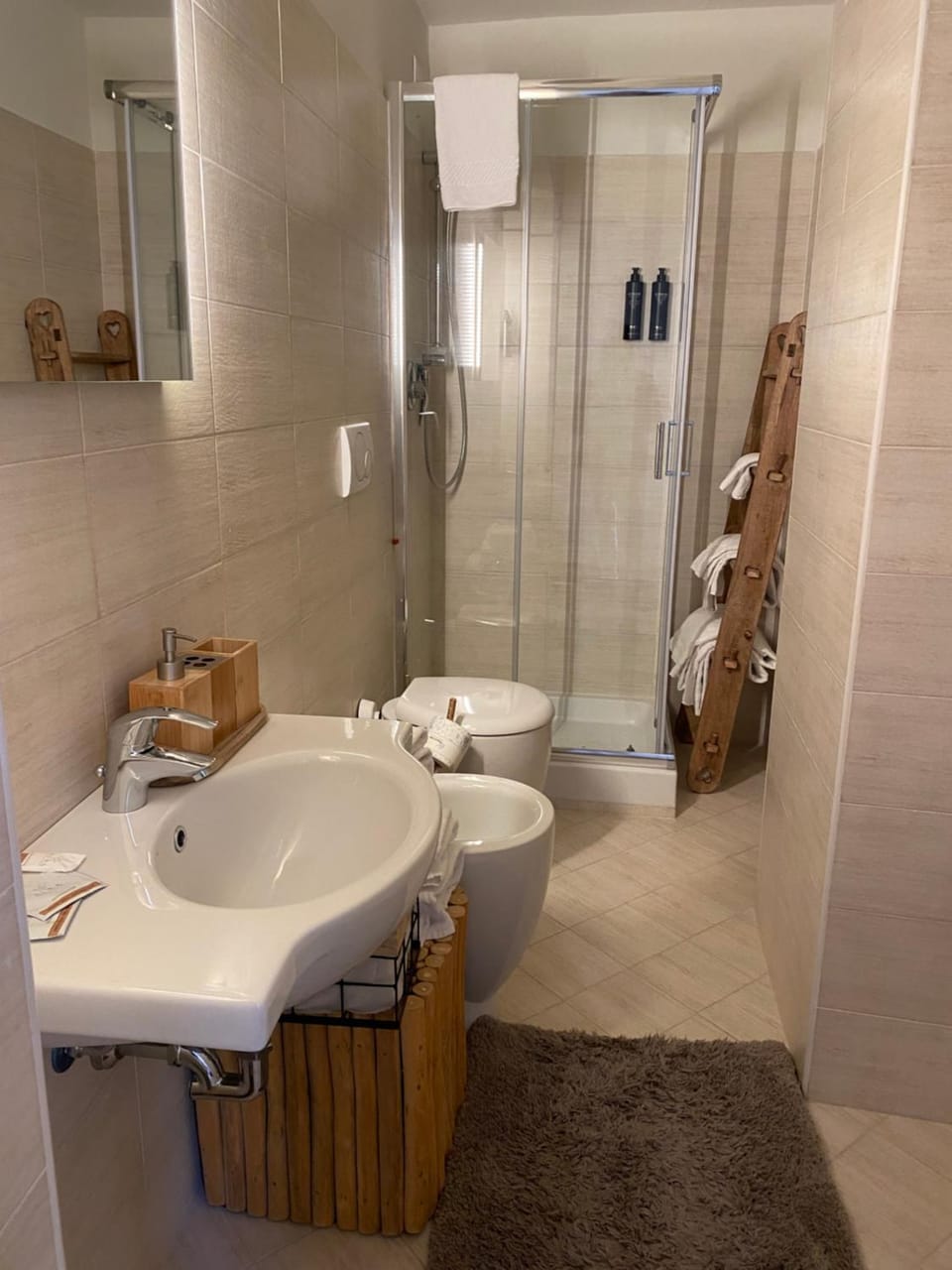 Shower, Toilet, Bathroom, towels