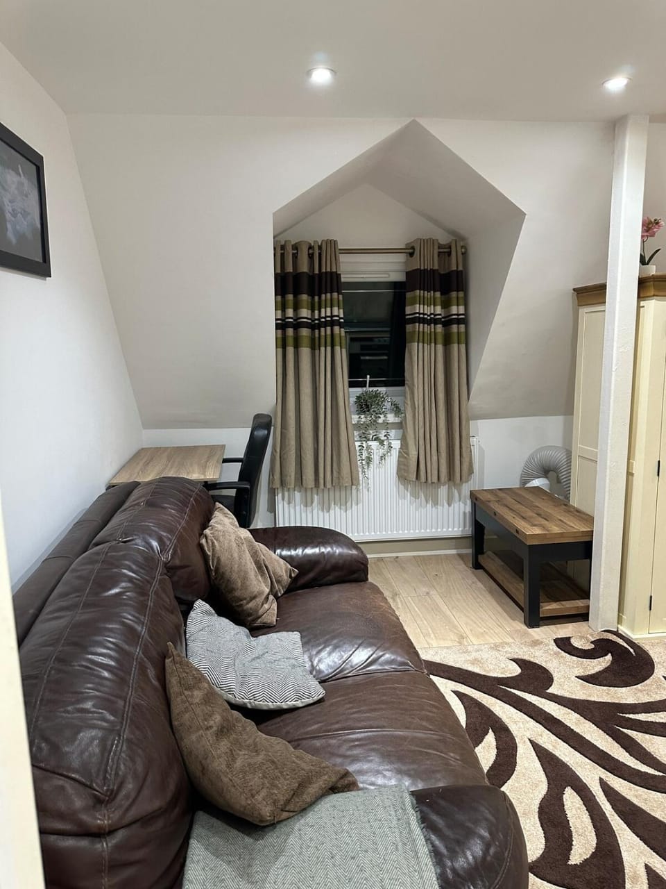 A Cosy and Spacious Studio Flat Apartment in Romford