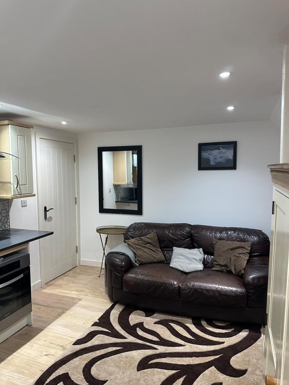 A Cosy and Spacious Studio Flat Apartment in Romford