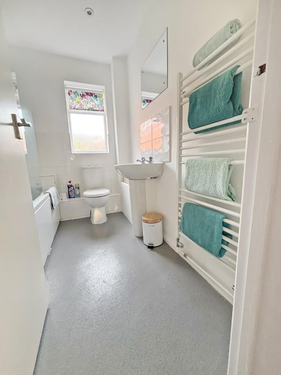 Delightful first floor two bed apartment five minutes walk from Dorking town centre Apartment in Dorking