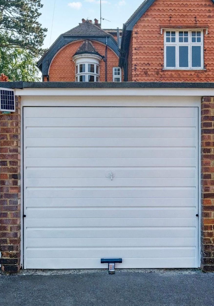 Delightful first floor two bed apartment five minutes walk from Dorking town centre Apartment in Dorking