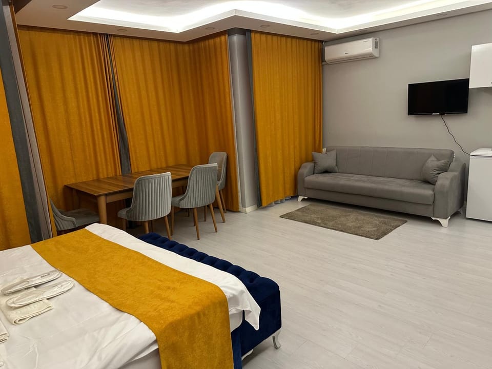 Bed, TV and multimedia, Photo of the whole room, Seating area, air conditioner