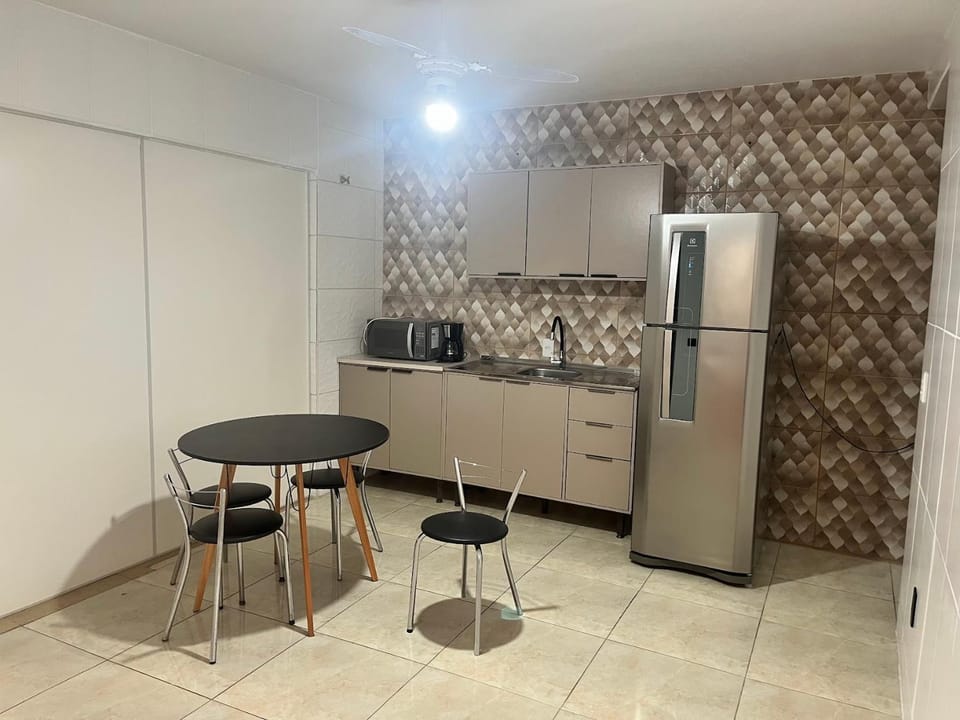 Coffee/tea facilities, Kitchen or kitchenette, Dining area, oven, stove
