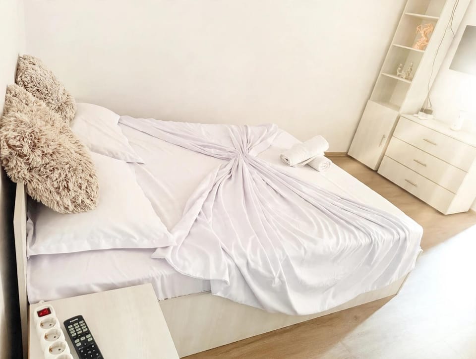 Bed, Photo of the whole room, Bedroom, towels