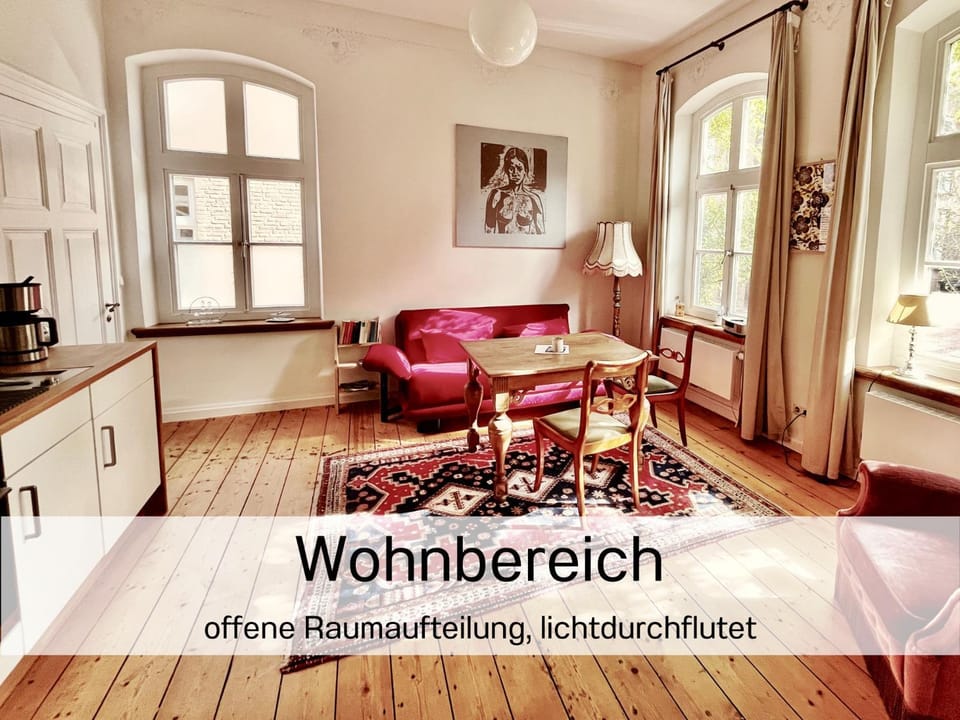 Kitchen or kitchenette, Living room, Seating area, Dining area