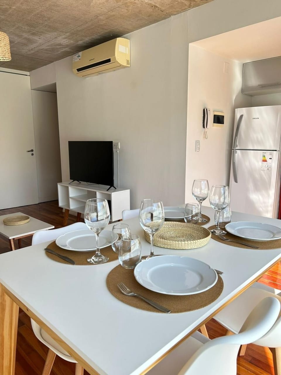TV and multimedia, Living room, Dining area, air conditioner