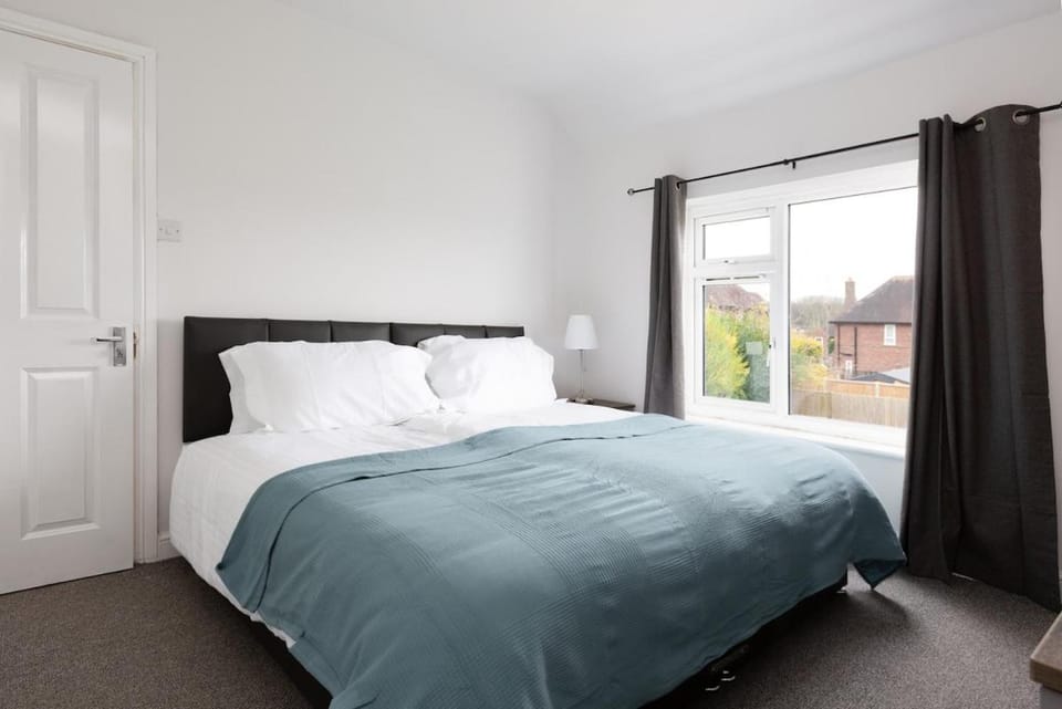 The Grove View - 3 Bedroom residential home in Telford Apartment in Telford