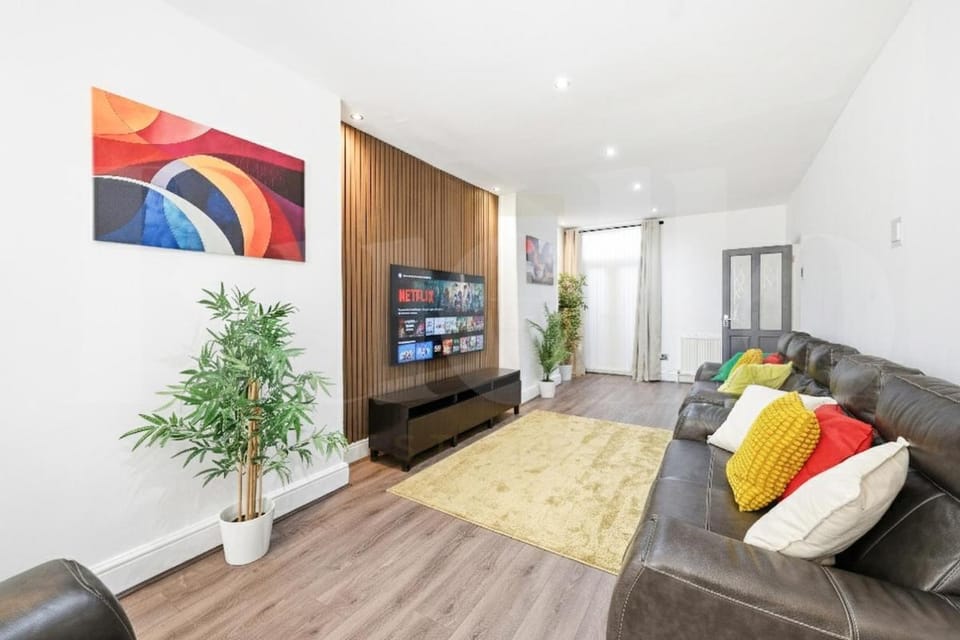 TV and multimedia, Living room, Seating area, Evening entertainment