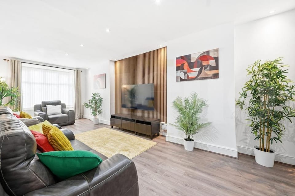 TV and multimedia, Living room, Seating area, Evening entertainment