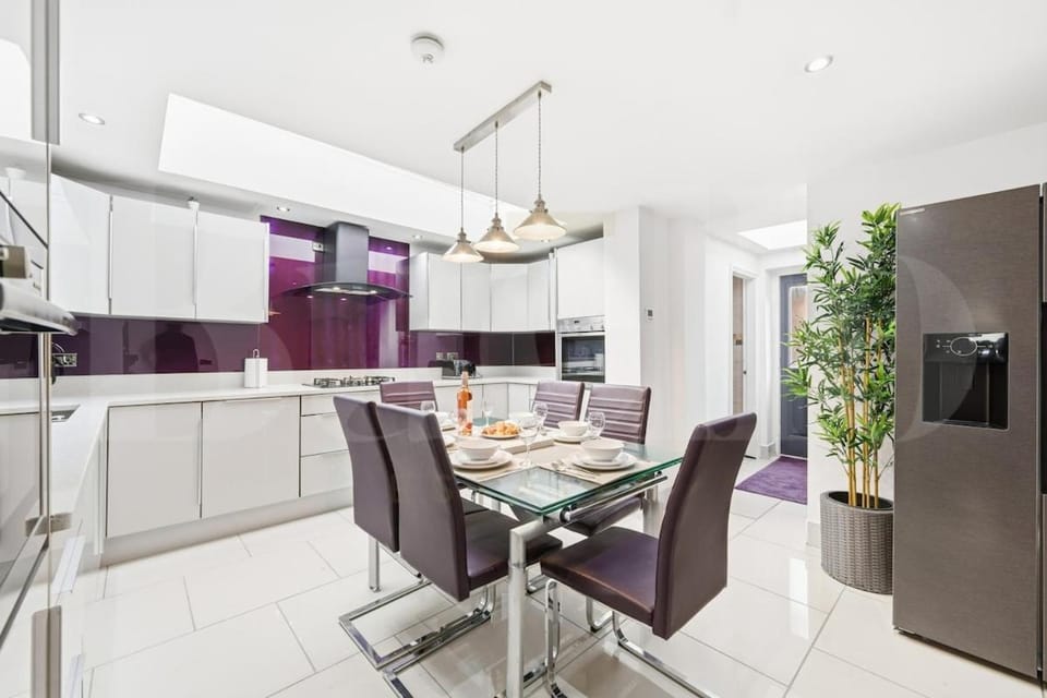 Kitchen or kitchenette, Dining area, oven, stove