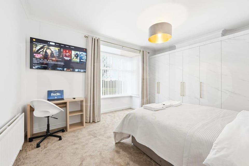 Bed, TV and multimedia, Bedroom