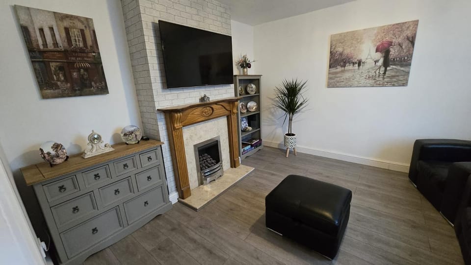 Communal lounge/ TV room, TV and multimedia, Living room, Seating area, Evening entertainment, fireplace, fireplace