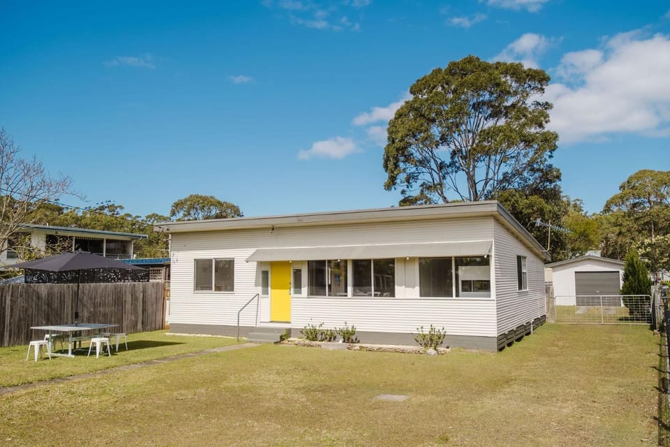 The Yellow Door Lakehouse House in Lake Conjola