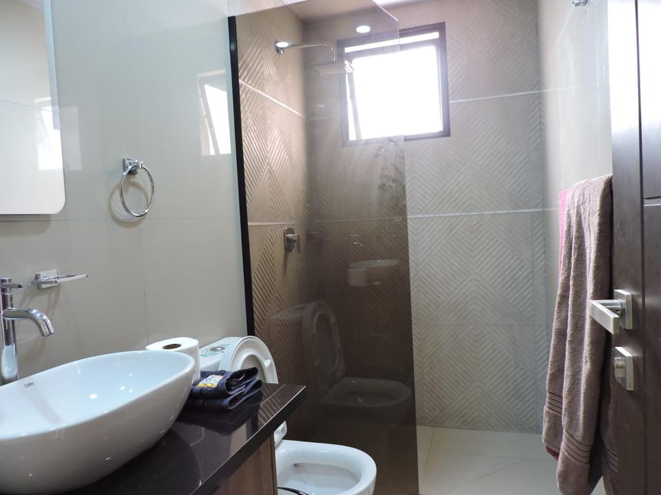 Shower, Toilet, Bathroom, towels