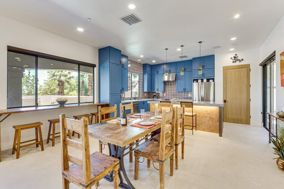 Kitchen or kitchenette, Dining area, oven, stove