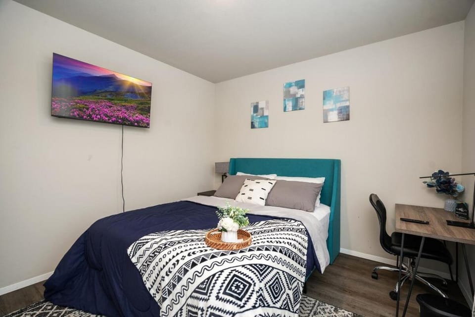 Stylish and Luxuriously Furnished 3BedRoom Getaway House in Broken Arrow