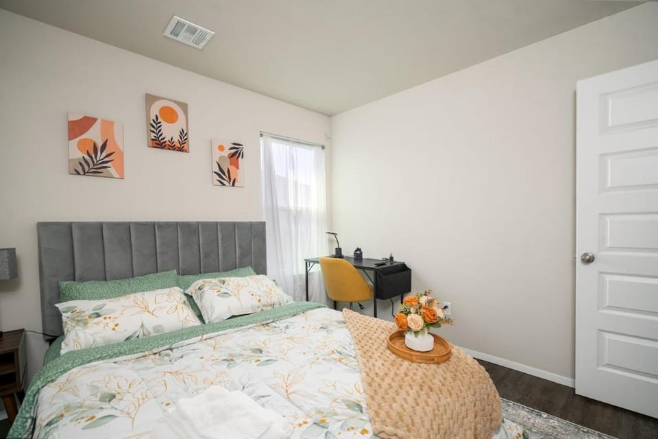 Stylish and Luxuriously Furnished 3BedRoom Getaway House in Broken Arrow