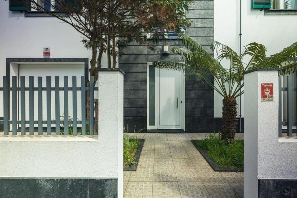 Modern 3BR Home, AC in All Rooms, Walk to 2 Beaches, Private Patio, Washer & Dryer House in Azores District