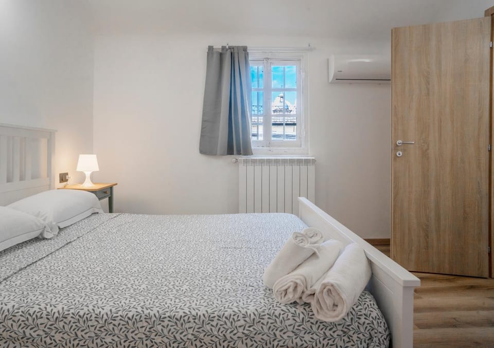 Bed, Photo of the whole room, Bedroom, air conditioner