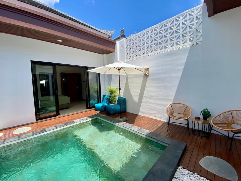 Day, Natural landscape, Pool view, Swimming pool, Swimming pool, sunbed