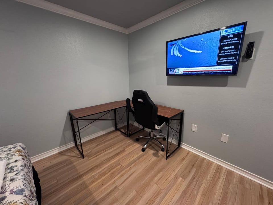 Comfortable Room for Female Travelers Only Bed and Breakfast in Houston