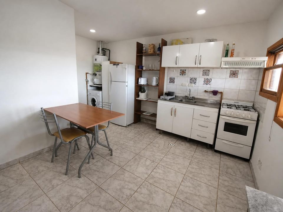 Coffee/tea facilities, Kitchen or kitchenette, Dining area, oven, stove