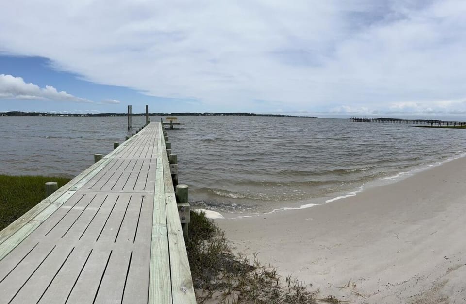 Harkers Hideaway - Waterfront with Private Beach House in Harkers Island