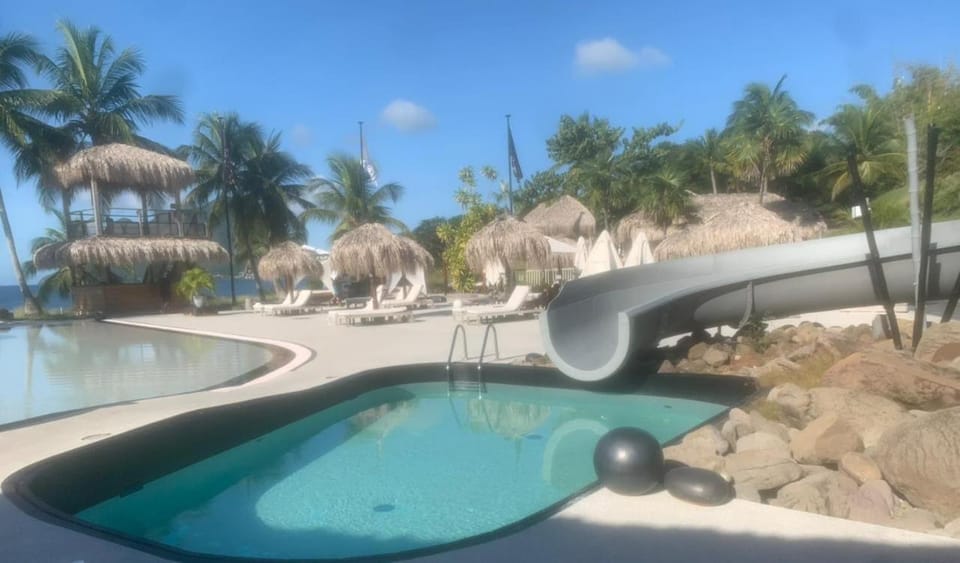 Marinotel avec piscine magnifique et deck privatif Apartment in Le Diamant