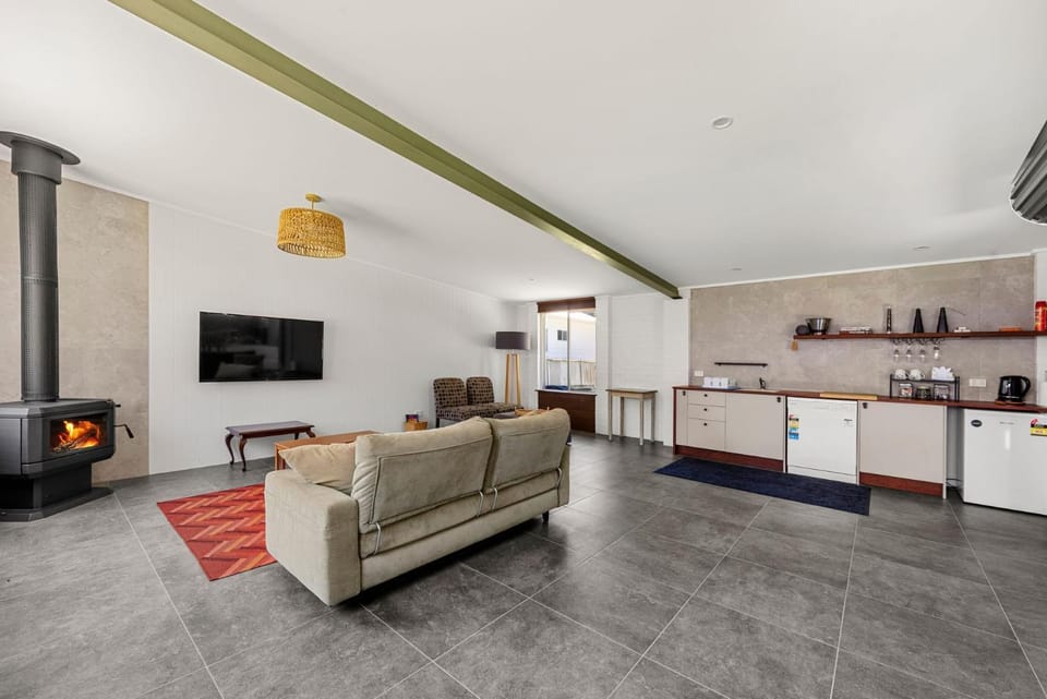Callala Bay n Beach House - Pet Friendly with Fireplace House in Callala Bay